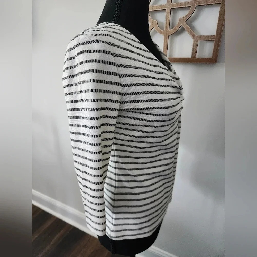 Tahari Black and White Striped Long Sleeve V Neck Shirt Womens Small - Picture 4 of 5